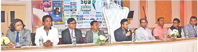 নিউইয়র্কের জ্যাকসন হাইটসে ঈদ আড্ডায় প্রবাসী ভক্তদের প্রশ্নের জবাবা দেন সাকিব আল হাসান। ছবি: এ হাই স্বপন