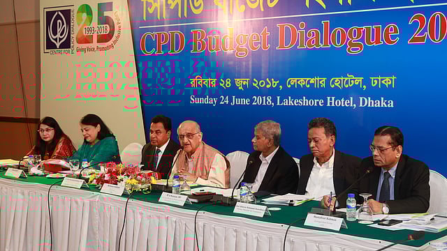 সিপিডি আয়োজিত বাজেট-বিষয়ক সংলাপে বক্তব্য দিচ্ছেন বিশিষ্ট অর্থনীতিবিদ রেহমান সোবহান।