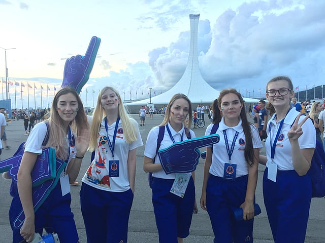 রুশ ভাষা না জানা বিদেশের দারুণ সহযোগিতা করছেন রাশিয়া বিশ্বকাপের স্বেচ্ছাসেবকেরা। চলতি বছরকে রুশ সরকার স্বেচ্ছাসেবক বছর হিসেবে ঘোষণা করেছেন। প্রথম আলোর ক্যামেরার সামনে এভাবেই পোজ দিলেন রাশিয়া বিশ্বকাপে কাজ করা এক দল রুশ স্বেচ্ছাসেবক। ছবি: জামিল খান