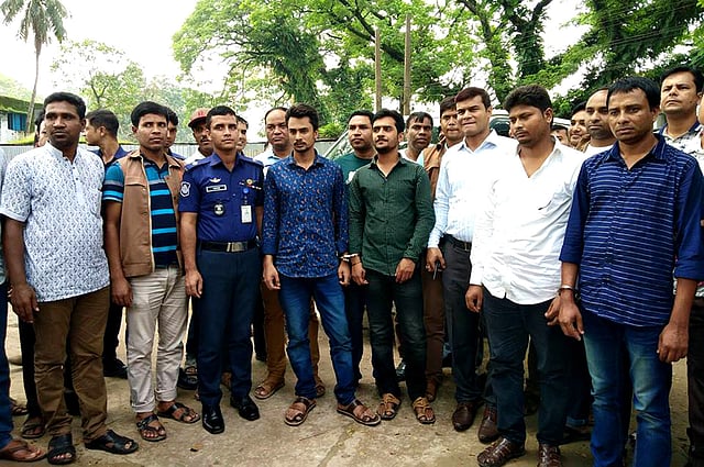 নান্দাইলে চাঁদাবাজির অভিযোগে আটক ছাত্রলীগের চার নেতা (হাতকড়া পরা)। ছবি: প্রথম আলো