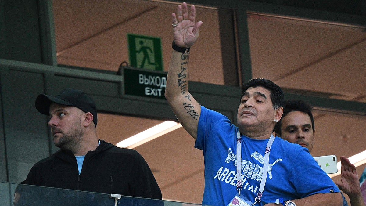 ডিয়েগো ম্যারাডোনা। ক্রোয়েশিয়া-আর্জেন্টিনা ম্যাচে ভিআইপি গ্যালারিতে। ছবি: এএফপি