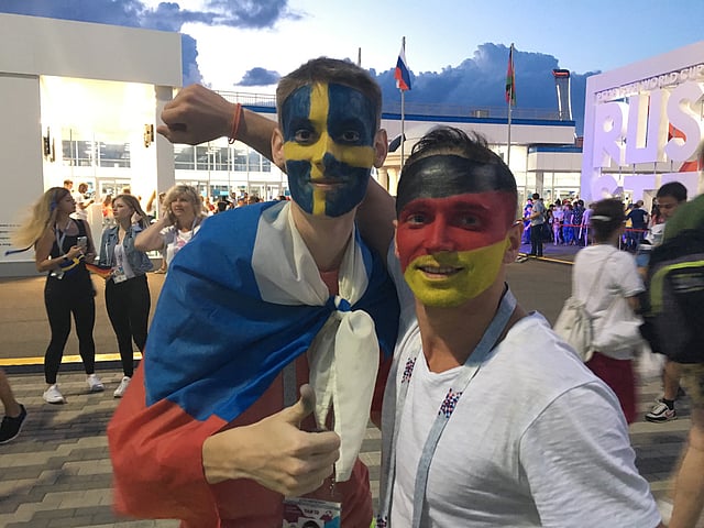 জার্মানি ও সুইডেন ম্যাচ দেখতে এসেছেন এই দুই রুশ বন্ধু। প্রিয় দলের পতাকার রঙে তাই নিজেদের মুখ রাঙিয়ে নিলেন। ছবি: জামিল খান