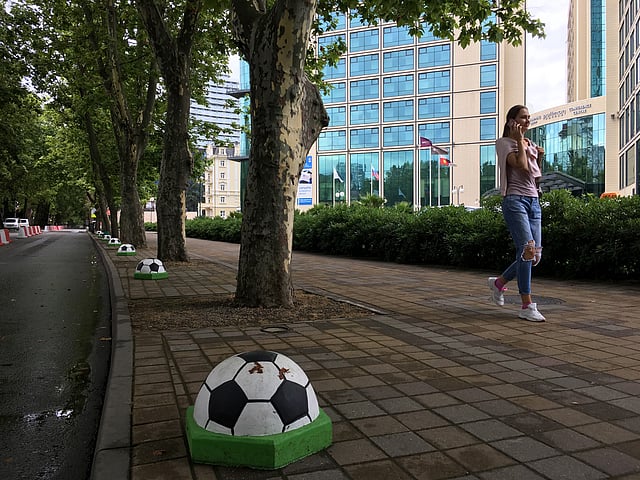 বিশ্বকাপের ছোঁয়া লেগেছে ফুটপাতেও। সোচি নগরের একটি ফুটপাত ফুটবল দিয়ে এমন করে সাজানো হয়েছে। ছবি: জামিল খান