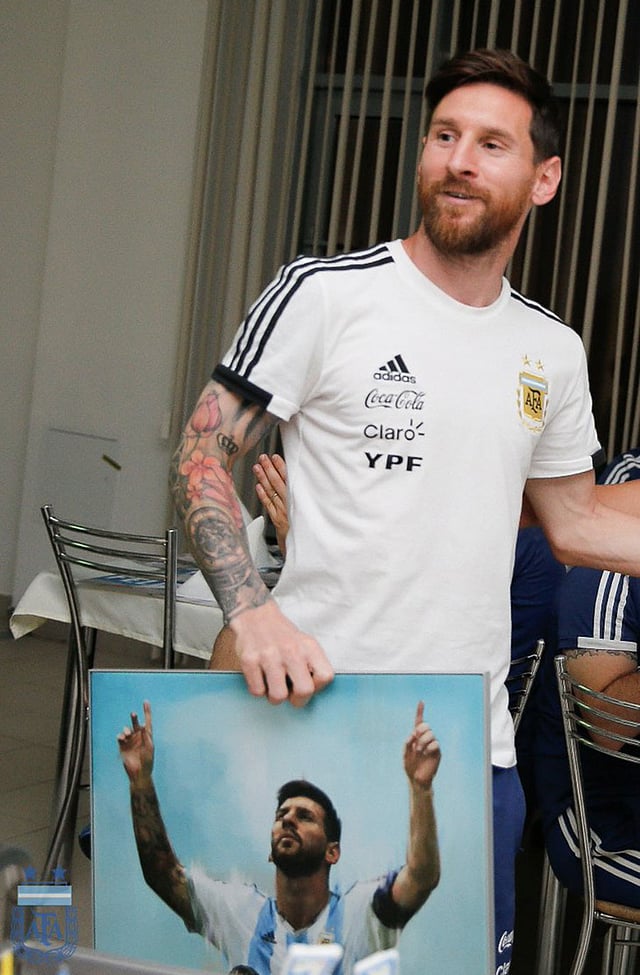 সতীর্থদের দেওয়া উপহার হাতে মেসি। ছবি: টুইটার