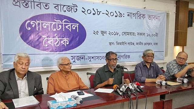 সুশাসনের জন্য নাগরিক (সুজন) আয়োজিত ‘প্রস্তাবিত বাজেট ২০১৮-১৯: নাগরিক ভাবনা’ শীর্ষক গোলটেবিল বৈঠকে বক্তব্য দিচ্ছেন সাবেক তত্ত্বাবধায়ক সরকারের উপদেষ্টা এম হাফিজ উদ্দিন খান। জাতীয় প্রেসক্লাব, ঢাকা, ২৫ জুন। ছবি : সাইফুল ইসলাম