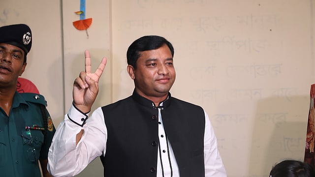 কানাইয়া সরকারি প্রাথমিক বিদ্যালয় কেন্দ্রে ভোট দেওয়ার পর জাহাঙ্গীর আলম। ছবি: তানভীর আহাম্মেদ
