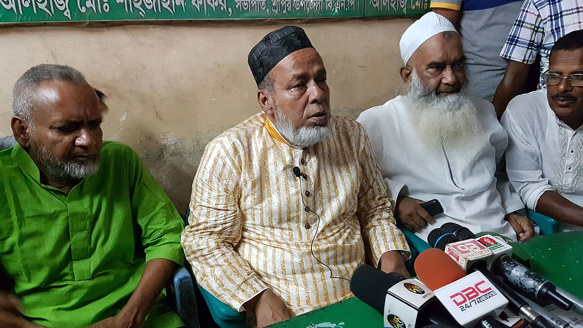 জেলা বিএনপির কার্যালয়ে সংবাদ সম্মেলন করছেন হাসান সরকার। ছবি: প্রথম আলো