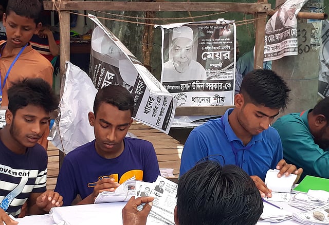 ভোটকেন্দ্রের কাছে ধানের শীষের নির্বাচনী ক্যাম্পেও নৌকা প্রতীকের এজেন্টদের বসে থাকতে দেখা গেছে। পুবাইল, গাজীপুর, ২৬ জুন। ছবি: সামছুর রহমান
