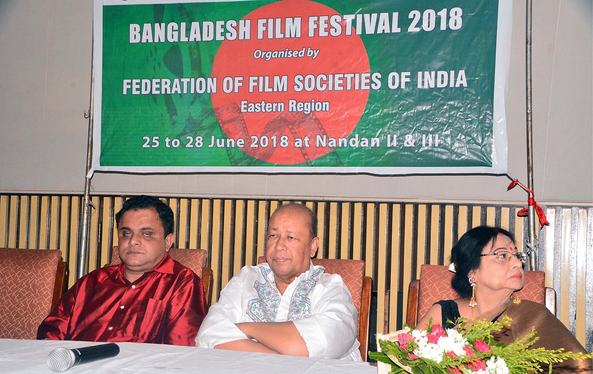 উৎসবের উদ্বোধনী অনুষ্ঠানে মন্ত্রী ব্রাত্য বসু, ফরিদুর রেজা সাগর ও মাধবী মুখোপাধ্যায়। ছবি: ভাস্কর মুখার্জি