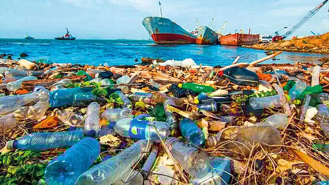 বছরে ৮ মিলিয়ন টনের বেশি প্লাস্টিক সমুদ্রে পড়ছে। ছবি: রয়টার্স