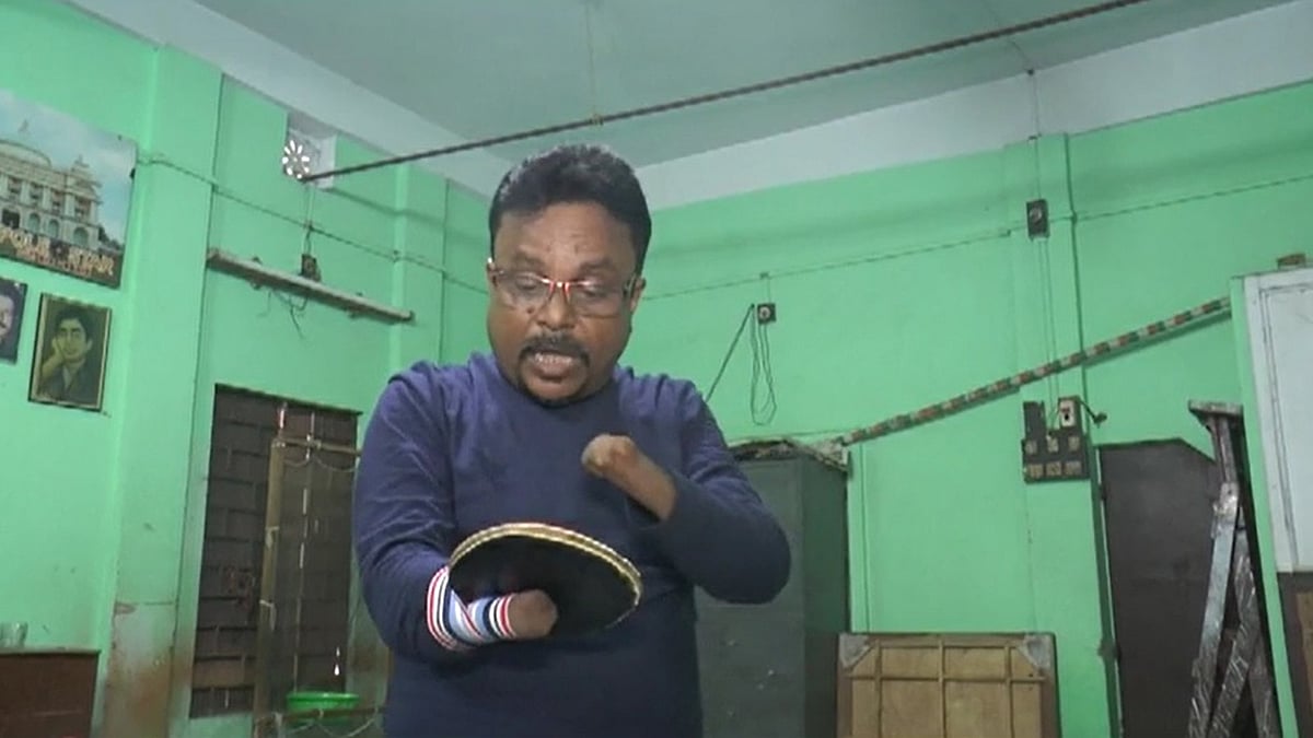 টেবিল টেনিস অনুশীলনে হাতকাটা কাজল দে। ছবি: প্রথম আলো