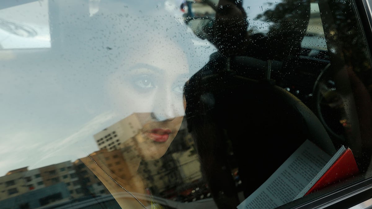 এখনকার জীবনে উঁকি দিতে পারে পেছনের ফেলে আসা কোনো স্মৃতি। মডেল: আফরিন। ছবি: সুমন ইউসুফ