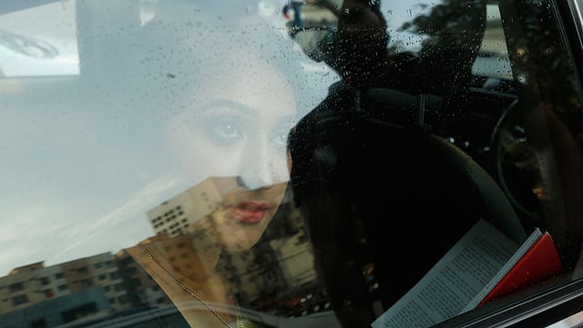 এখনকার জীবনে উঁকি দিতে পারে পেছনের ফেলে আসা কোনো স্মৃতি। মডেল: আফরিন। ছবি: সুমন ইউসুফ