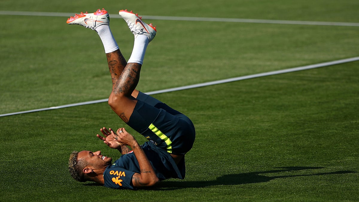 আজ নেইমার মাঠে এইভাবে লুটিয়ে পড়লেই ফ্রিতে পানীয় সরবরাহ করবে রিও ডে জেনিরোর একটি পানশালা। ছবি: রয়টার্স