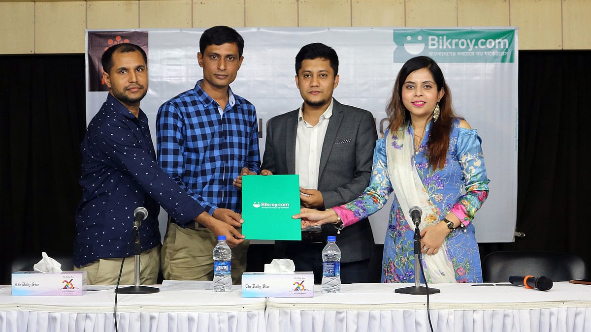 বিক্রয় ডটকমের সঙ্গে ব্র্যাকের সামাজিক উদ্যোগ আড়ংয়ের চুক্তি স্বাক্ষর অনুষ্ঠানে দুই প্রতিষ্ঠানের কর্মীরা। ছবি: সংগৃহীত