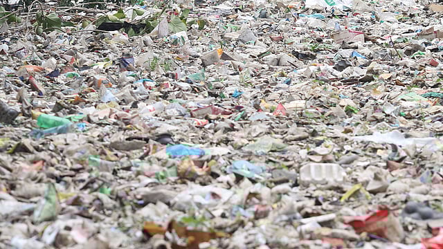 বাংলাদেশে দিনে ১ হাজার ৭০০ টন প্লাস্টিক বর্জ্য উৎপাদিত হচ্ছে। ছবি: প্রথম আলো