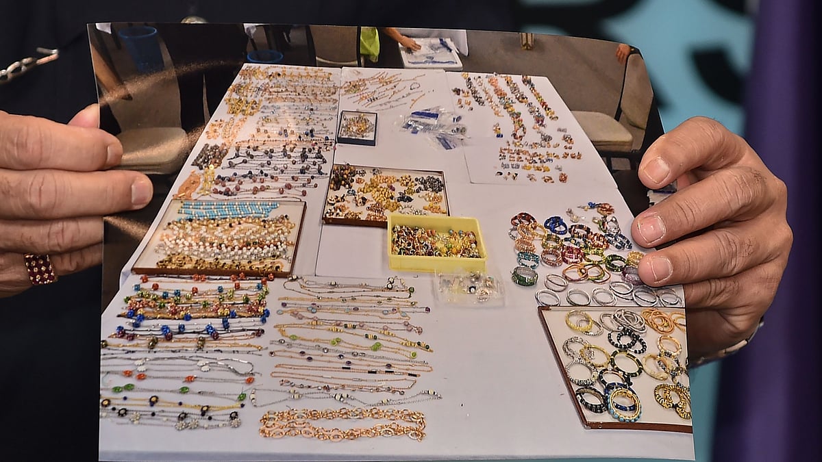 ছবিতে জব্দ গয়নার একাংশ। ছবি: এএফপি