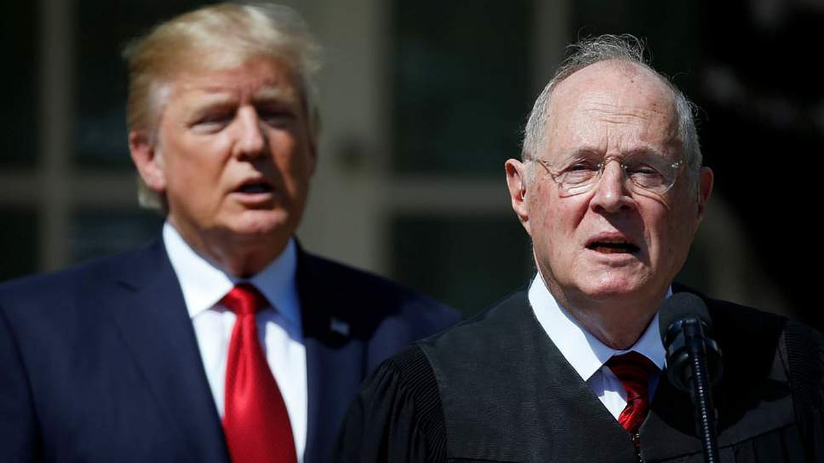 প্রেসিডেন্ট ডোনাল্ড ট্রাম্পের পাশে বিচারপতি অ্যান্টনি কেনেডি। রয়টার্স ফাইল ছবি