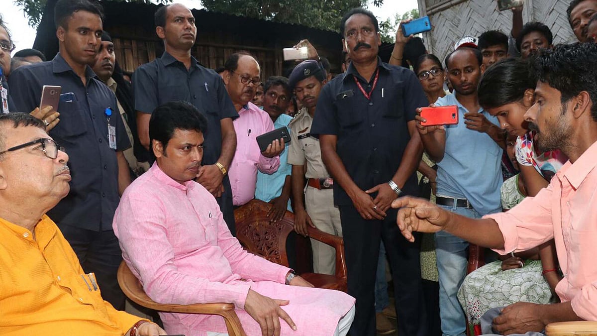 নিহত কিশোর পূর্ণ বিশ্বাসের বাড়িতে মুখ্যমন্ত্রী বিপ্লব কুমার দেব। ছবি: প্রথম আলো