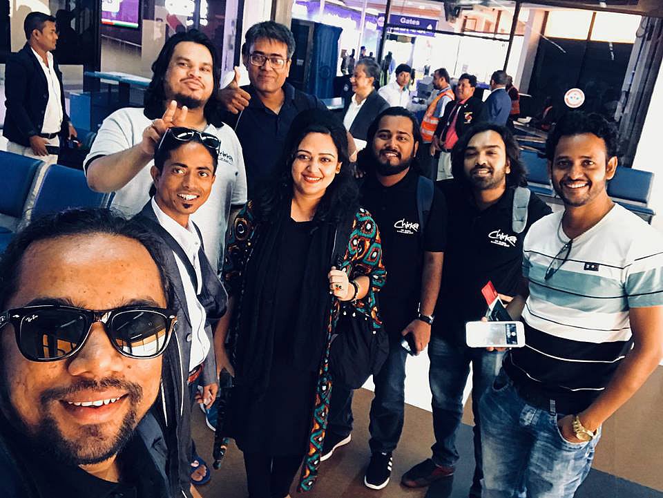 যুক্তরাজ্য যাওয়ার আগে হজরত শাহজালাল আন্তর্জাতিক বিমানবন্দরে চিরকুট সদস্যরা। ছবি: সংগৃহীত