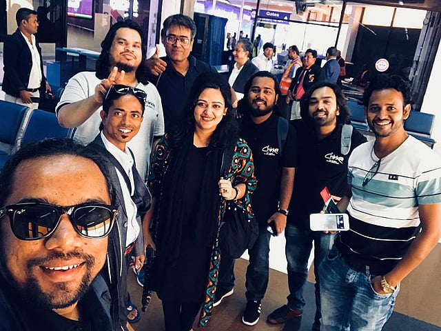 যুক্তরাজ্য যাওয়ার আগে হজরত শাহজালাল আন্তর্জাতিক বিমানবন্দরে চিরকুট সদস্যরা। ছবি: সংগৃহীত
