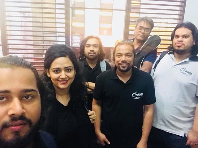 যুক্তরাজ্য যাওয়ার আগে হজরত শাহজালাল আন্তর্জাতিক বিমানবন্দরে চিরকুট সদস্যরা। ছবি: সংগৃহীত