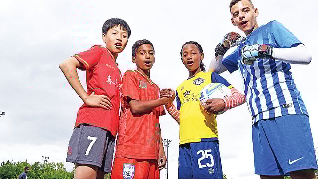 অন্য দেশের খেলোয়াড়দের সঙ্গে রাফি (বাঁ থেকে দ্বিতীয়)। ছবি: বাংলাদেশ ফুটবল ফেডারেশনের ওয়েবসাইট