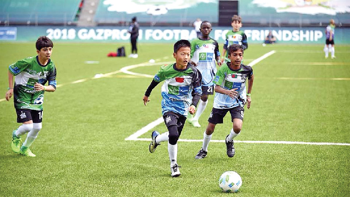 রাশিয়ার মাঠে খেলছে রাফি (ডানে)