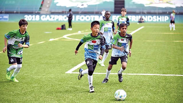 রাশিয়ার মাঠে খেলছে রাফি (ডানে)