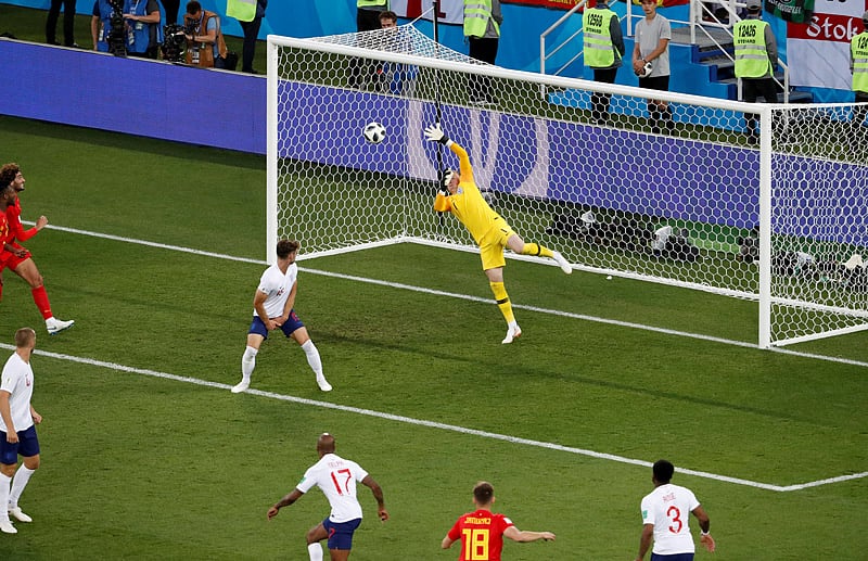 বিশ্বকাপের ‘জি’ গ্রুপে কালকের ম্যাচের আগে বেলজিয়াম-ইংল্যান্ড ছিল সমানে-সমান। দুই ম্যাচ জিতে দ্বিতীয় রাউন্ড নিশ্চিত করা এই দুই দল কাল অনেকগুলো পরিবর্তন নিয়েই মাঠে নেমেছিল। উদ্দেশ্য, মূল একাদশের খেলোয়াড়দের কিছুটা বিশ্রাম দেওয়া। সে সুযোগে বেলজিয়ামের মূল একাদশে ঢোকা আদনান ইয়ানুজাই কাল চমক দেখালেন তাঁর দুরন্ত বাঁ পায়ে। দ্বিতীয়ার্ধের ৫১ মিনিটে ইংলিশ ডি বক্সের বাঁ প্রান্তে বল পেয়ে বাঁ পায়ের বাঁকানো শটে পরাস্ত করলেন ইংল্যান্ডের গোলরক্ষক জর্ডান পিকফোর্ডকে। এই গোলেই দ্বিতীয় রাউন্ডে বেলজিয়ামের প্রতিপক্ষ নিশ্চিত হয়ে যায়—জাপান। ইংল্যান্ডকে খেলতে হবে কলম্বিয়ার সঙ্গে