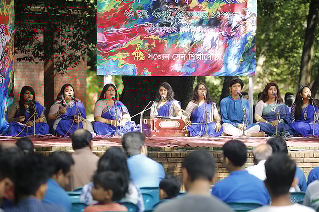 ঢাকা বিশ্ববিদ্যালয়ের চারুকলা অনুষদের বকুলতলায় সত্যেন সেন শিল্পীগোষ্ঠী আয়োজিত ‘বর্ষা উৎসব-১৪২৫’ অনুষ্ঠানে গান পরিবেশন করছেন শিল্পীরা। ছবি: হাসান রাজা