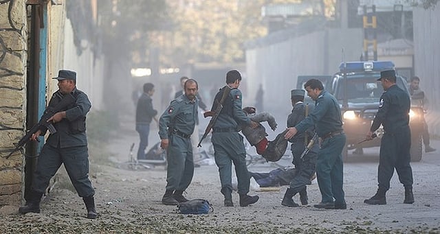 গুলি ও আত্মঘাতী বোমার সঙ্গে আফগান ক্রিকেটারদের মতো লড়াই করার অভিজ্ঞতা আর কারও নেই। ছবি: রয়টার্স