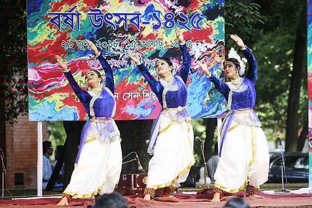 ঢাকা বিশ্ববিদ্যালয়ের চারুকলা অনুষদের বকুলতলায় সত্যেন সেন শিল্পীগোষ্ঠী আয়োজিত ‘বর্ষা উৎসব-১৪২৫’ অনুষ্ঠানে নৃত্য পরিবেশন করছেন শিল্পীরা। ছবি: হাসান রাজা