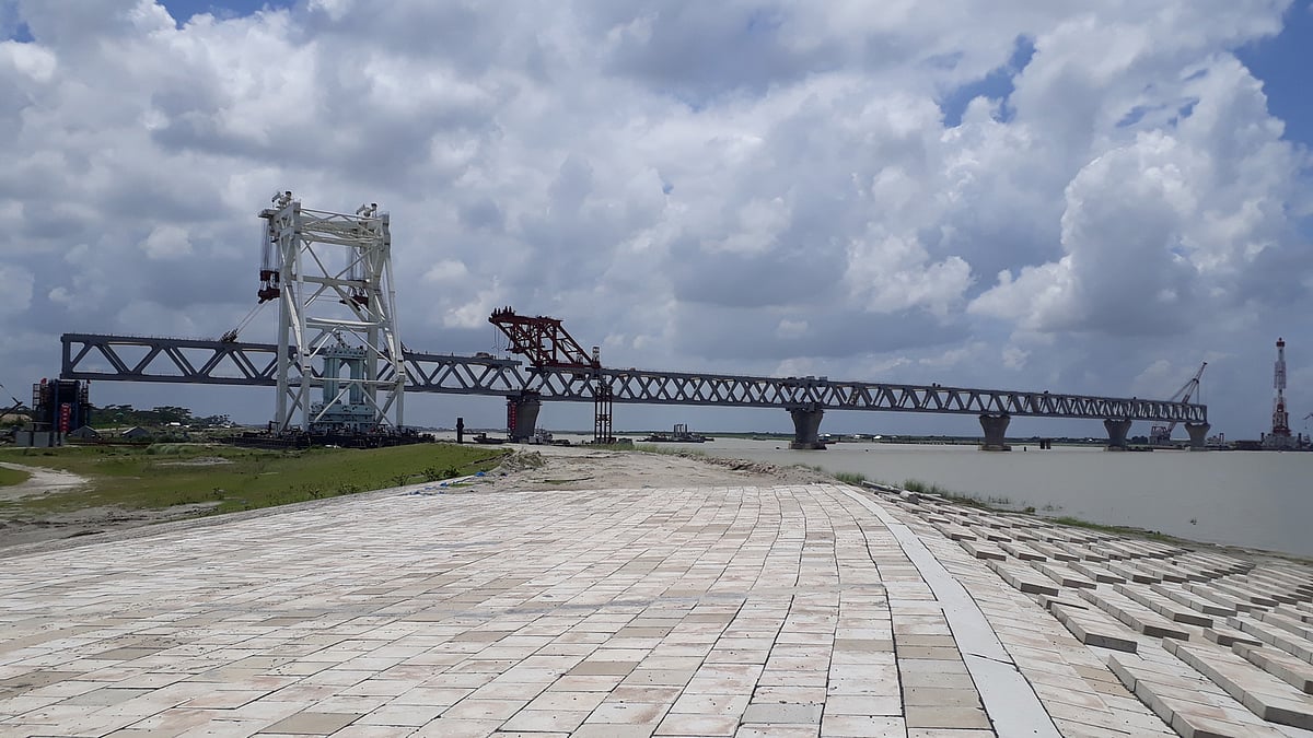 শরীয়তপুরের জাজিরা উপজেলার নাওডোবা এলাকায় পদ্মা সেতুর পঞ্চম স্প্যান দৃশ্যমান। ছবি: সত্যজিৎ ঘোষ