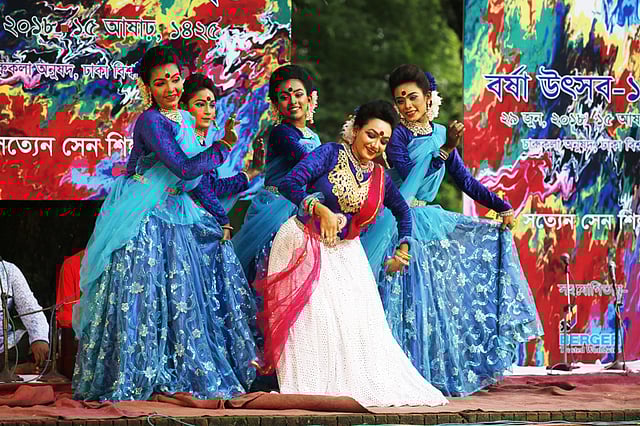 নাচ, গান আর কবিতা পাঠের মধ্য দিয়ে ঢাকা বিশ্ববিদ্যালয়ের চারুকলা অনুষদের বকুলতলায় সত্যেন সেন শিল্পীগোষ্ঠী আয়োজিত ‘বর্ষা উৎসব-১৪২৫’ অনুষ্ঠান। ছবি: হাসান রাজা।