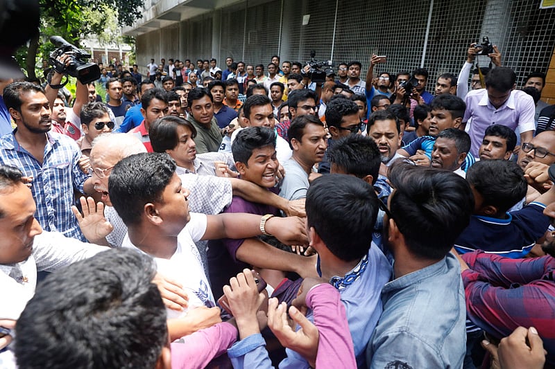 সংবাদ সম্মেলনের আগে কোটা সংস্কার আন্দোলনকারীদের ওপর হামলা হয়। ছবি: দীপু মালাকার