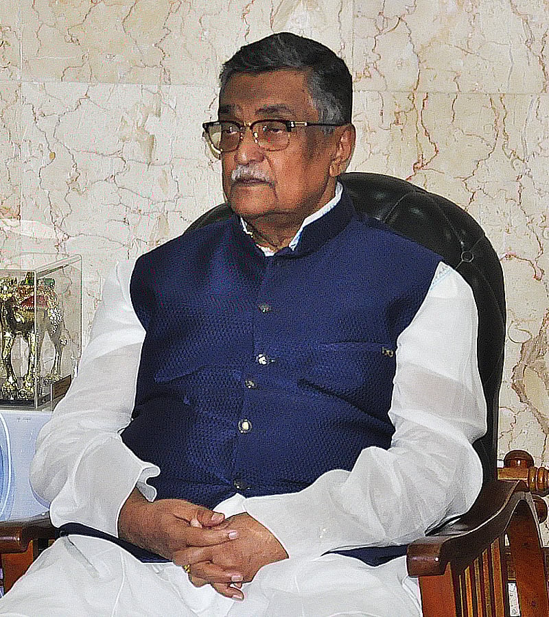 ফরিদপুরে নিজ বাসভবনে সাংবাদিকদের সঙ্গে আলাপকালে খন্দকার মোশাররফ হোসেন। ছবি: সংগৃহীত