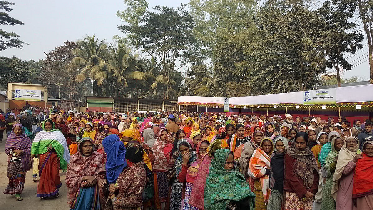 উত্তরবঙ্গে শীতার্ত মানুষেরা এসেছিলেন ফারাজ হোসেন ফাউন্ডেশনের শীতবস্ত্র নিতে। ছবি: সংগৃহীত