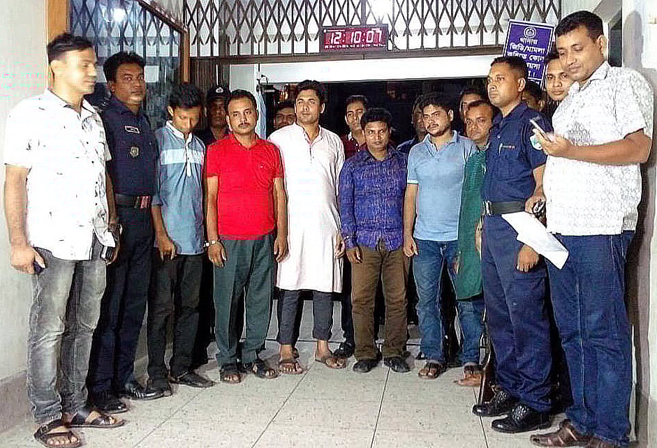 কুষ্টিয়া জেলা ছাত্রদলের নেতা-কর্মীদের আটক করে থানায় নেয় পুলিশ। গতকাল শুক্রবার রাতে তোলা। ছবি: সংগৃহীত।