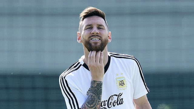 ফ্রান্সের বিপক্ষে ম্যাচের আগে অনুশীলনে মেসি। ছবি: এএফপি