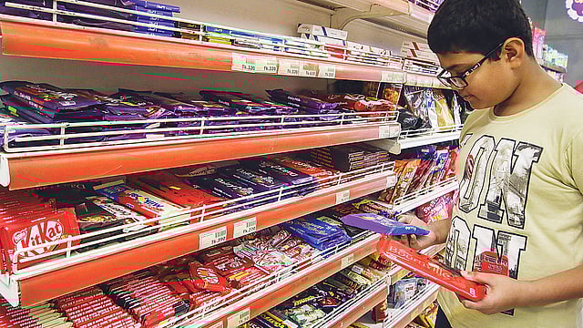 শিশুরাই চকলেট–ক্যান্ডি সবচেয়ে বেশি পছন্দ করে। সম্প্রতি রাজধানীর একটি সুপারশপে।  ছবি: প্রথম আলো