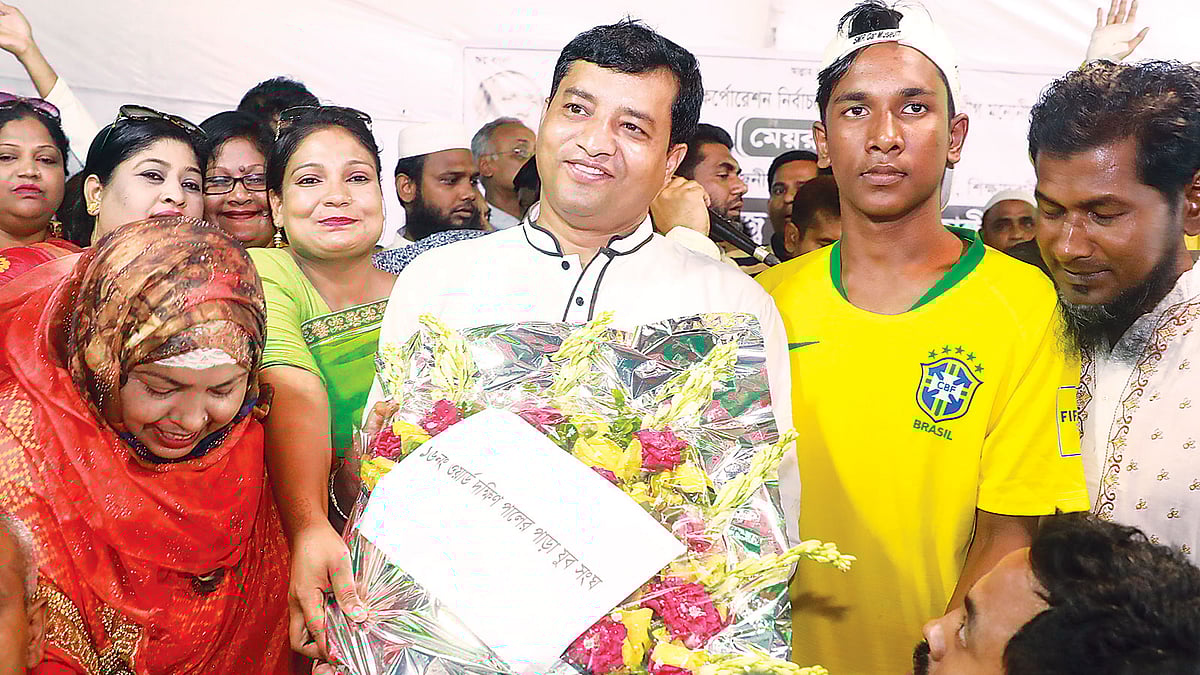 গাজীপুর সিটি নির্বাচনে ফল ঘোষণার পর িবজয়ী প্রার্থী জাহাঙ্গীর আলম