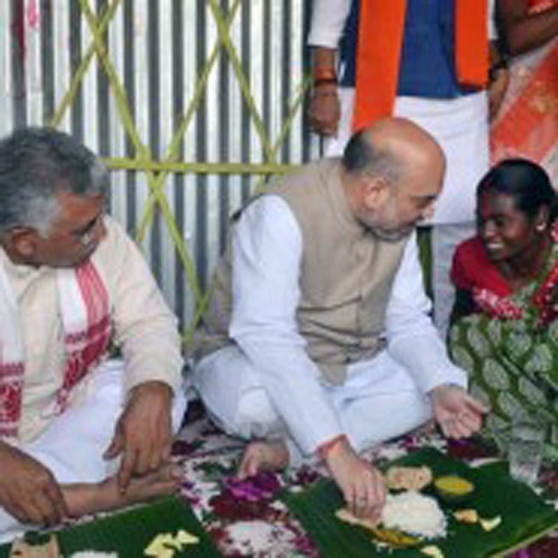 গত বছর পশ্চিমবঙ্গে এসে নকশালবাড়িতে এক দলিত দিনমজুরের বাড়িতে আতিথ্য গ্রহণ করেছিলেন অমিত শাহ। ছবি: সংগৃহীত