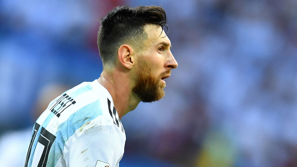 হারের পর মন খারাপের মেসি। কাতার বিশ্বকাপ তাঁকে দেখা যাবে তো? ছবি: রয়টার্স