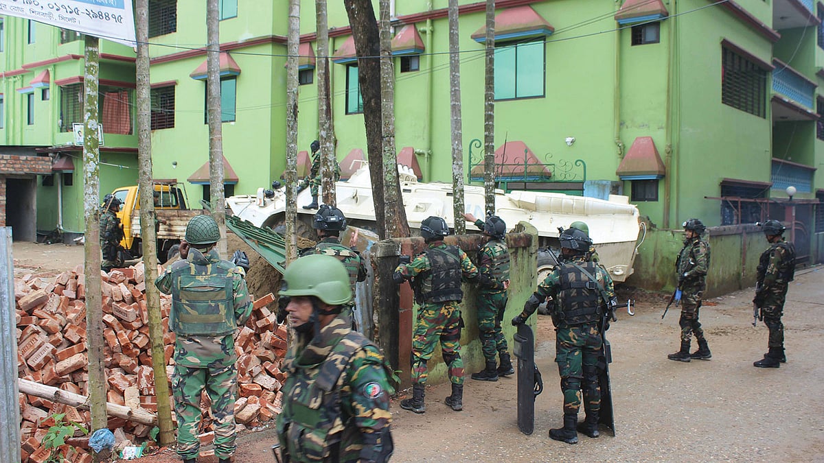 সিলেটের আতিয়া মহলে জঙ্গি আস্তানায় সেনা কমান্ডোদের অভিযান।  ফাইল ছবি