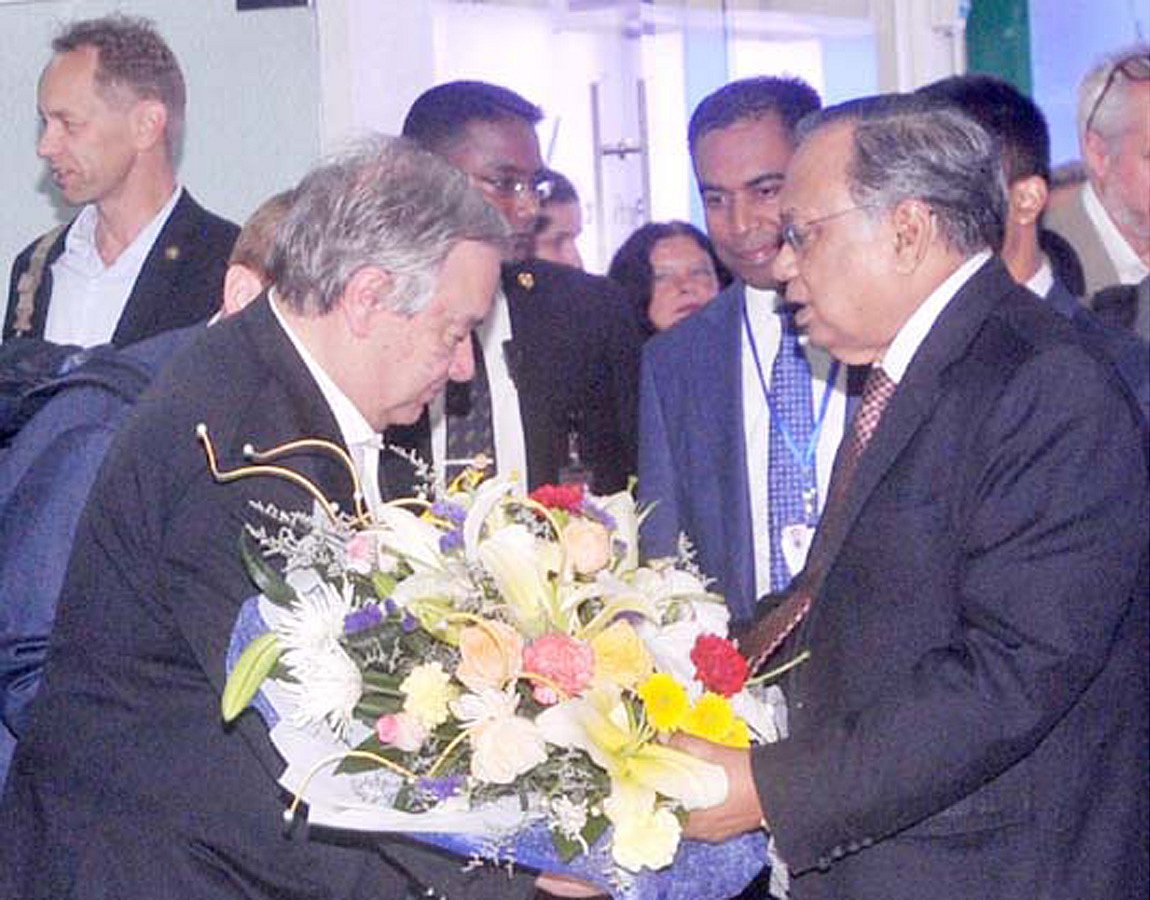 জাতিসংঘ মহাসচিব আন্তোনিও গুতেরেস হজরত শাহজালাল আন্তর্জাতিক বিমানবন্দরে এসে পৌঁছালে পররাষ্ট্রমন্ত্রী এ এইচ মাহমুদ আলী তাঁকে অভ্যর্থনা জানান। ছবি: বাসস