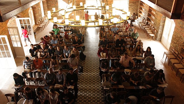 তুরস্কের ইজমির প্রদেশের সিরিঞ্চ নামে পাহাড়ি এলাকার ঢালুতে গড়ে ওঠা ছোট্ট একটা গ্রাম এটি। ছবি: নেসিন ম্যাথ ভিলেজের ওয়েবসাইট থেকে নেওয়া।