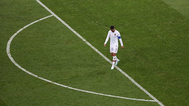 উরুগুয়ের কাছে হারের পর মাঠ ছাড়ছেন রোনালদো। ছবি: রয়টার্স