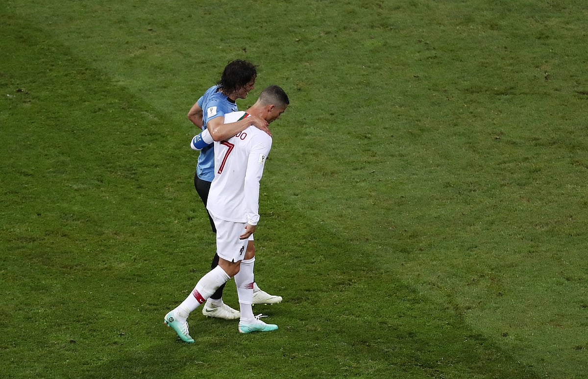 ম্যাচ শেষ হতে তখনো প্রায় কুড়ি মিনিট বাকি। হঠাৎ করেই মাঠেই বসে পড়লেন উরুগুয়ে স্ট্রাইকার এডিনসন কাভানি। পায়ে চোট পেয়েছেন। ঠিকমতো হাঁটতেও পারছেন না। মাঠ ছাড়তে হবে। কিন্তু নিজের হাঁটুতে ভর দিয়ে মাঠ ছাড়ার মতো অবস্থাও তাঁর নেই। এই পরিস্থিতিতে এমন একজন তাঁকে সাহায্যের হাত বাড়িয়ে দিলেন, যাঁকে আটকানোর ছক কষেই কাভানিরা মাঠে নেমেছিলেন। ক্রিস্টিয়ানো রোনালদো! পর্তুগিজ তারকার কাঁধে ভর করে কাভানির খুঁড়িয়ে খুঁড়িয়ে মাঠ ছাড়ার সেই দৃশ্য এই বিশ্বকাপের অন্যতম সেরা মুহূর্ত। যোদ্ধা হিসেবে মাঠে নামলেও যে তাঁদের আবেগ-অনুভূতি আছে, হোক প্রতিপক্ষ তবু একজনের কষ্ট ছুঁয়ে যায় আরেকজনকে—রোনালদো তা বুঝিয়ে দিলেন কাভানিকে টাচলাইনের ওপারে পৌঁছে দিয়ে। আর তখন সেই চিরায়ত প্রশ্নটাও নিশ্চয়ই উঁকি দিয়েছে ফুটবলপ্রেমীদের মনে, ফুটবল কি নিছকই খেলা? নাকি খেলার চেয়েও বেশিকিছু?