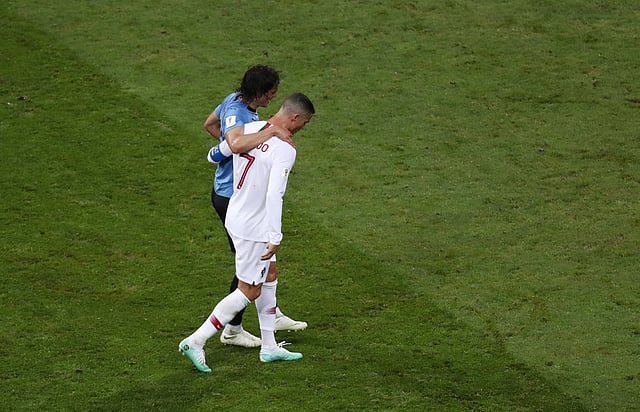 ম্যাচ শেষ হতে তখনো প্রায় কুড়ি মিনিট বাকি। হঠাৎ করেই মাঠেই বসে পড়লেন উরুগুয়ে স্ট্রাইকার এডিনসন কাভানি। পায়ে চোট পেয়েছেন। ঠিকমতো হাঁটতেও পারছেন না। মাঠ ছাড়তে হবে। কিন্তু নিজের হাঁটুতে ভর দিয়ে মাঠ ছাড়ার মতো অবস্থাও তাঁর নেই। এই পরিস্থিতিতে এমন একজন তাঁকে সাহায্যের হাত বাড়িয়ে দিলেন, যাঁকে আটকানোর ছক কষেই কাভানিরা মাঠে নেমেছিলেন। ক্রিস্টিয়ানো রোনালদো! পর্তুগিজ তারকার কাঁধে ভর করে কাভানির খুঁড়িয়ে খুঁড়িয়ে মাঠ ছাড়ার সেই দৃশ্য এই বিশ্বকাপের অন্যতম সেরা মুহূর্ত। যোদ্ধা হিসেবে মাঠে নামলেও যে তাঁদের আবেগ-অনুভূতি আছে, হোক প্রতিপক্ষ তবু একজনের কষ্ট ছুঁয়ে যায় আরেকজনকে—রোনালদো তা বুঝিয়ে দিলেন কাভানিকে টাচলাইনের ওপারে পৌঁছে দিয়ে। আর তখন সেই চিরায়ত প্রশ্নটাও নিশ্চয়ই উঁকি দিয়েছে ফুটবলপ্রেমীদের মনে, ফুটবল কি নিছকই খেলা? নাকি খেলার চেয়েও বেশিকিছু?